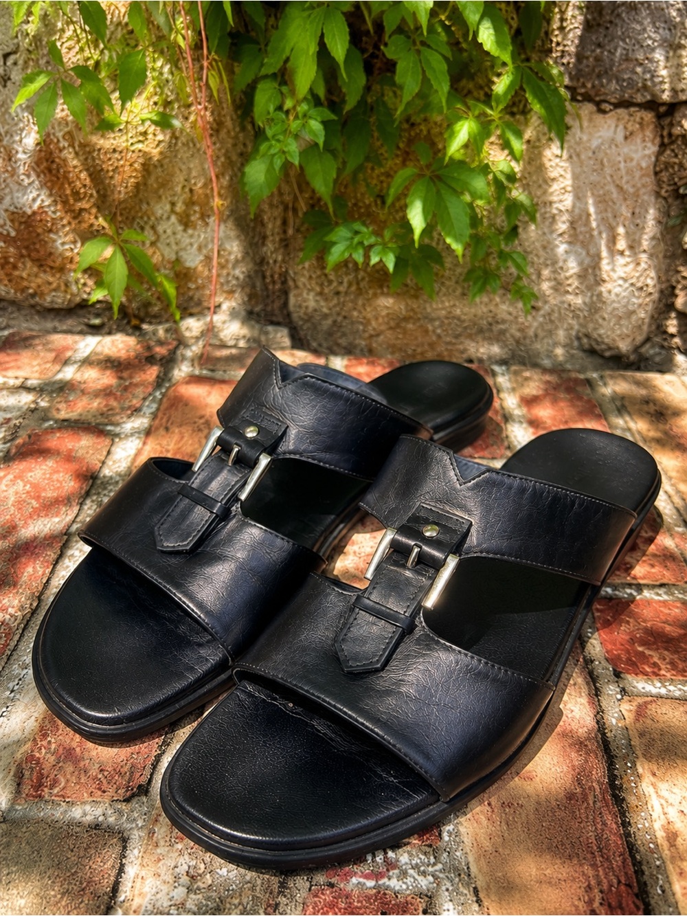 MUNRO AMERICAN Black Leather Casual Slip-On Handcrafted in the USA Sandals, 8.5